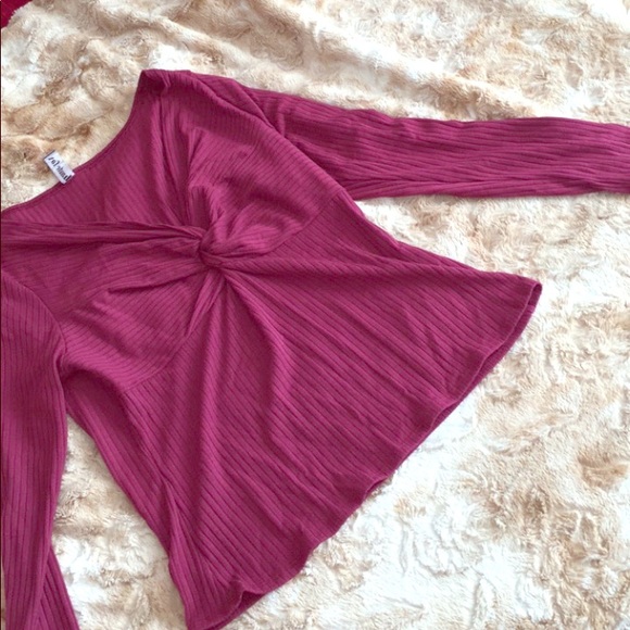 Forever 21 Tops - Cute twist front top 🌹